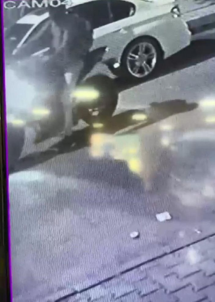 Eyüpsultan’da, otomobilden 1 dakikada 50 bin liralık hırsızlık yapıp kaçtılar