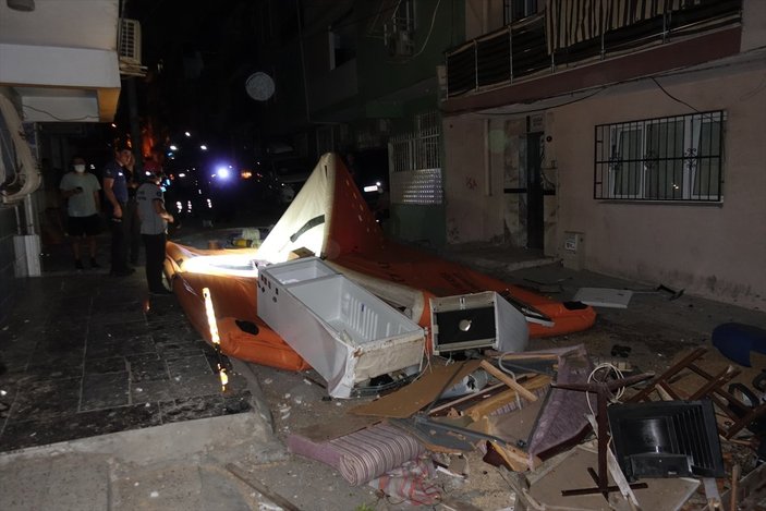 İzmir'de ev sahibi ile tartışan kiracı eşyalarını sokağa attı