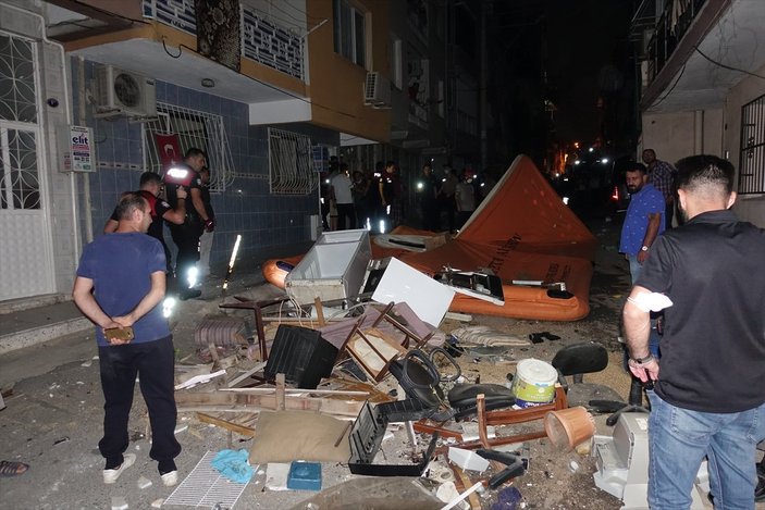 İzmir'de ev sahibi ile tartışan kiracı eşyalarını sokağa attı