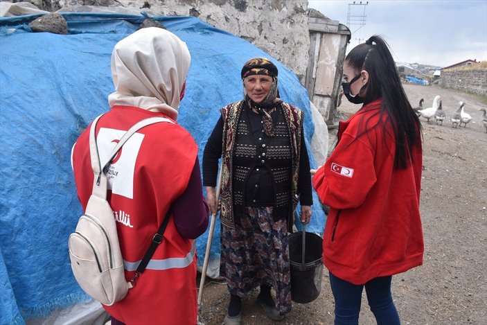 Kars'ta sağlık ekipleri aşılama için kapı kapı dolaşıyor