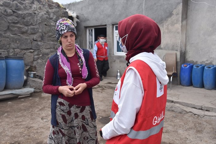 Kars'ta sağlık ekipleri aşılama için kapı kapı dolaşıyor