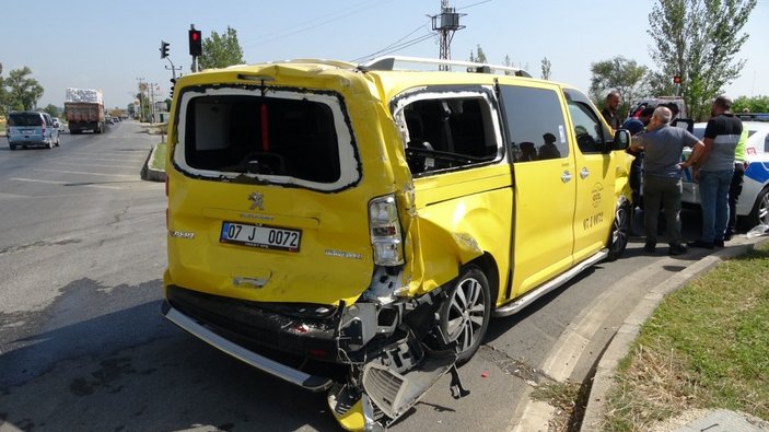Antalya'da kamyon, ışıkta bekleyen taksiye çarptı