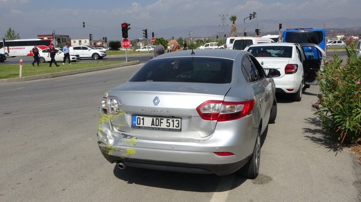 Antalya'da kamyon, ışıkta bekleyen taksiye çarptı