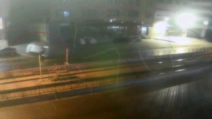 i Sultangazi'de aydınlatma direğine çarpan sürücü