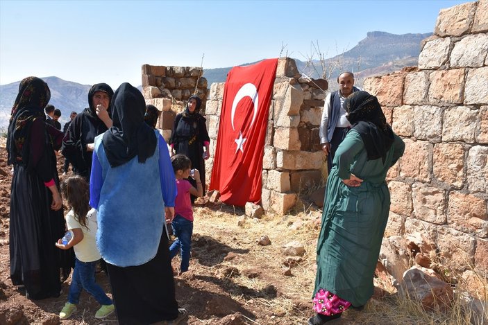Şırnak’ta, PKK’nın 12 kişiyi katlettiği eve Türk bayrağı asıldı