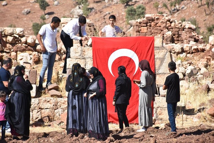 Şırnak’ta, PKK’nın 12 kişiyi katlettiği eve Türk bayrağı asıldı