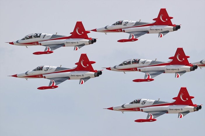 TEKNOFEST'te Türk Yıldızları'nın nefes kesen uçuş gösterisi