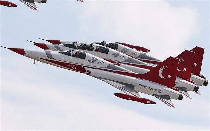 TEKNOFEST'te Türk Yıldızları'nın nefes kesen uçuş gösterisi