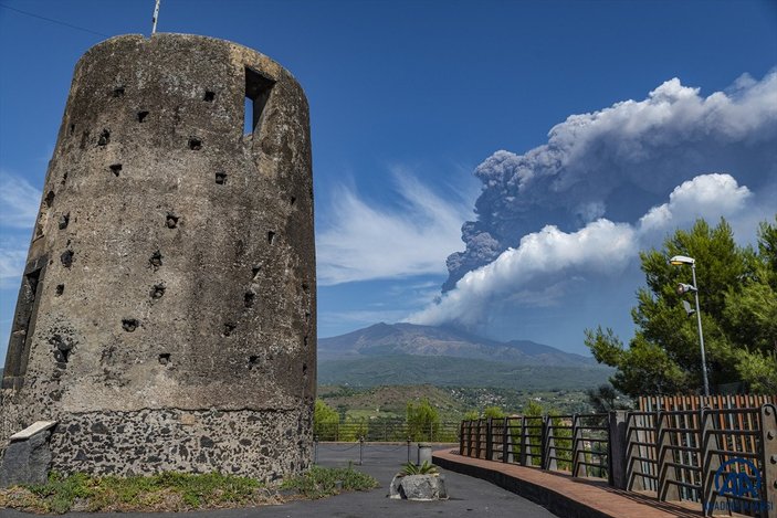 İtalya'da Etna Yanardağı kül ve lav püskürttü
