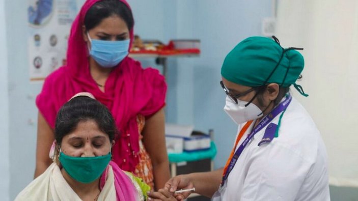 Hindistan'dan aşı kartlarını tanımayan İngiltere'ye tepki