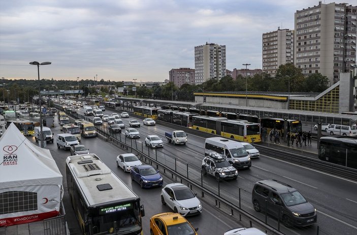 İstanbul'da sabah saatlerinde trafik yoğunluğu yaşanmaya devam ediyor