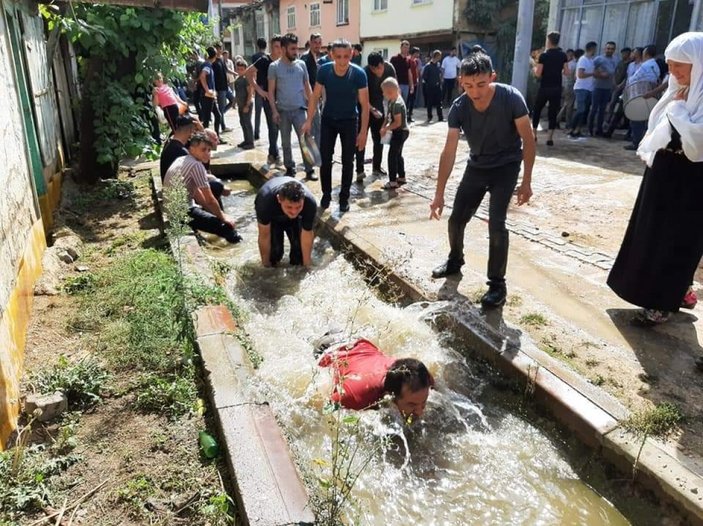 Bursa'da damada işkence geleneğinde arkadaşları damadı zorladı