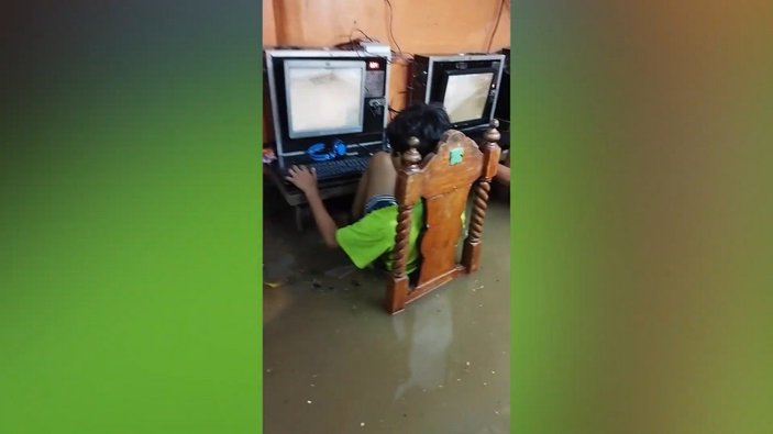Filipinler'de suyun bastığı internet kafedekilerin rahatlığı böyle görüntülendi