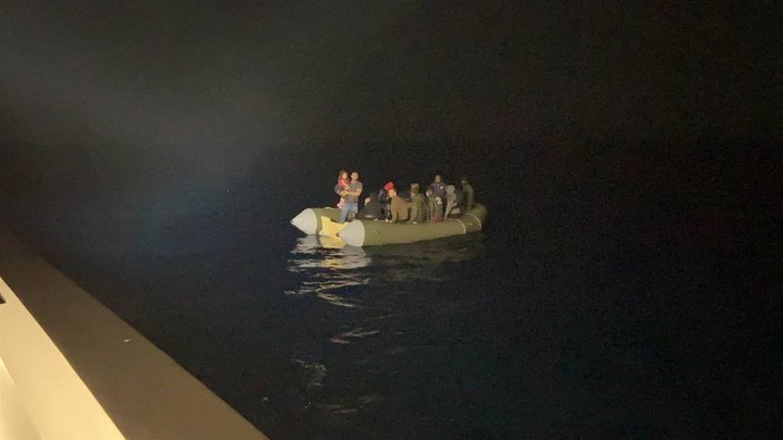 İzmir'de Yunan güçlerinin geri ittiği 75 göçmen kurtarıldı