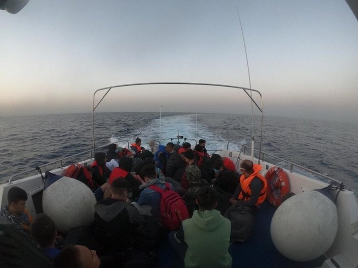 İzmir'de Yunan güçlerinin geri ittiği 75 göçmen kurtarıldı