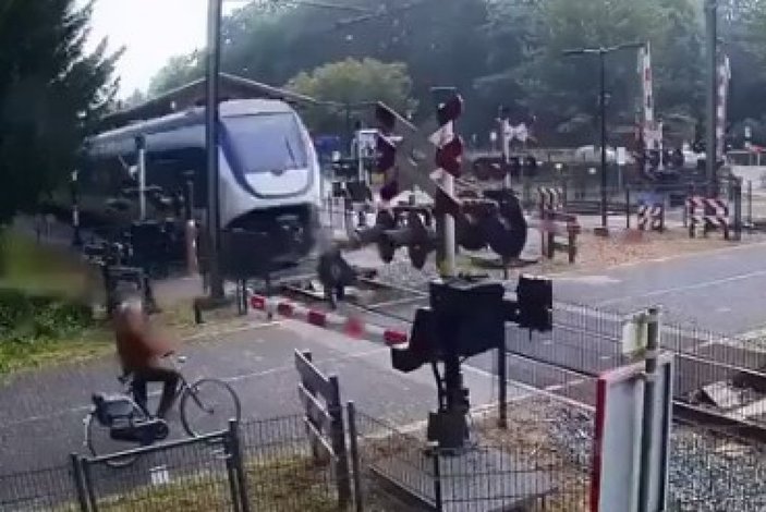 Hollanda'da bir kadın trenin altında kalmaktan son anda kurtuldu