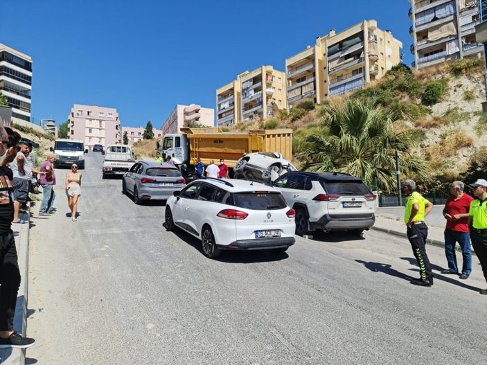 i Aydın'da freni patlayan kamyon 2 araca çarptı