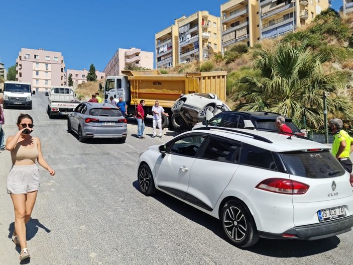 i Aydın'da freni patlayan kamyon 2 araca çarptı