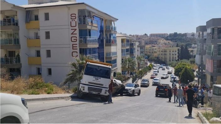 i Aydın'da freni patlayan kamyon 2 araca çarptı