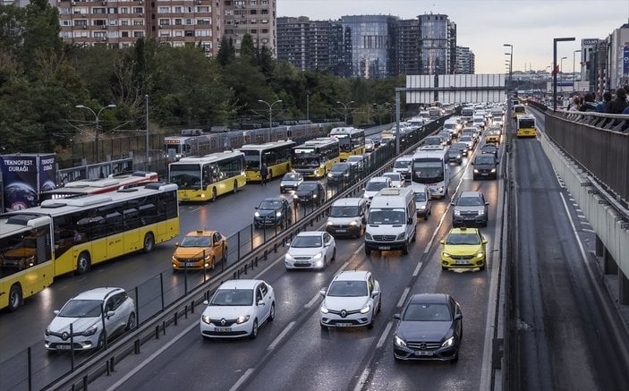 İstanbul'da sabah saatlerinde trafik yoğunluğu yaşanmaya devam ediyor