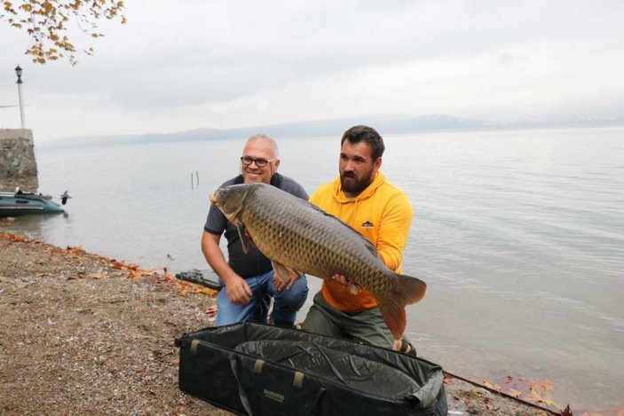 Sakarya'da sezonun rekoru kırıldı: 23 kiloluk sazan balığı yakaladı