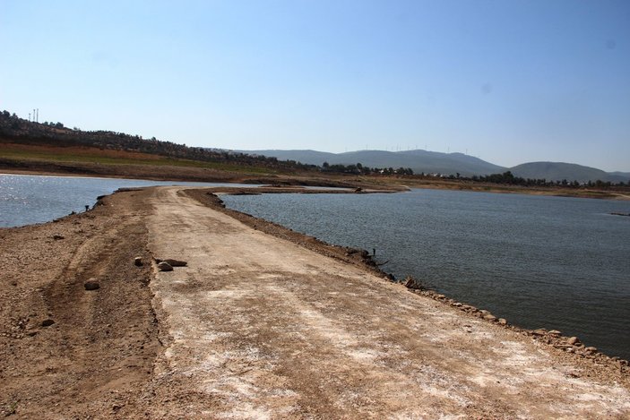 Muğla’da, Bodrum’a su veren Mumcular Barajı kurudu