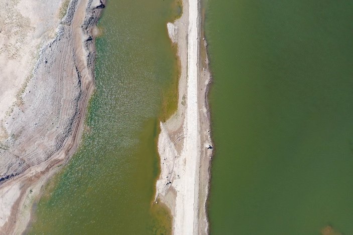Muğla’da, Bodrum’a su veren Mumcular Barajı kurudu