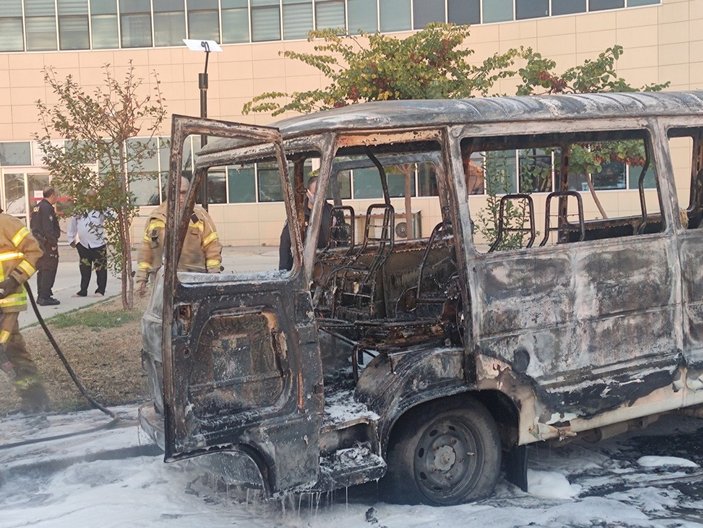 Bursa’da hastane bahçesindeki yanan minibüsten son anda çıktılar