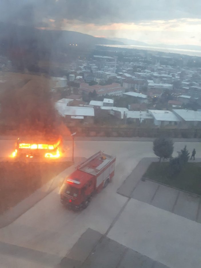 Bursa’da hastane bahçesindeki yanan minibüsten son anda çıktılar