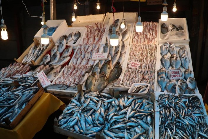 Mersin'de tezgahlar balıkla doldu, vatandaşlar akın etti