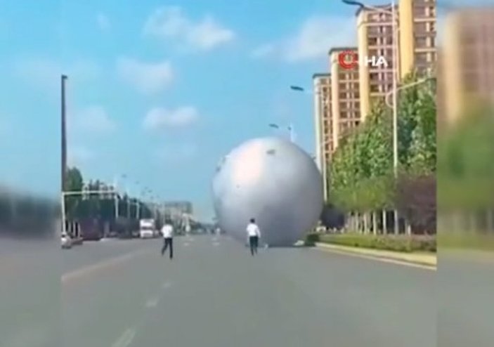 Çin’de kontrolden çıkan dev ay balonu otoyola girdi