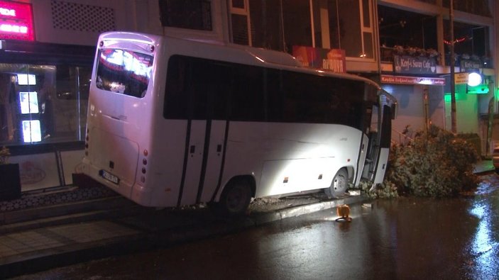 İstanbul'da midibüsün altında kalan genç yaşamını yitirdi