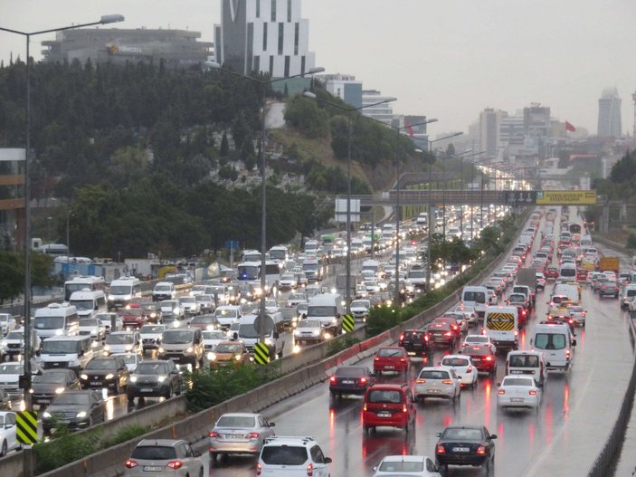 İstanbul'da yağmur yağdı, trafik allak bullak oldu