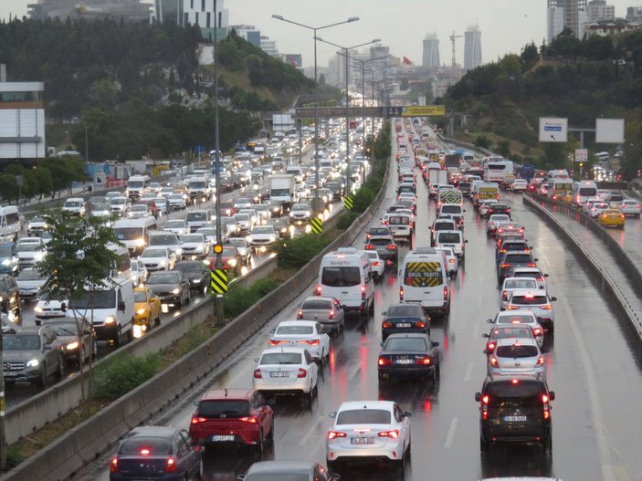 İstanbul'da yağmur yağdı, trafik allak bullak oldu