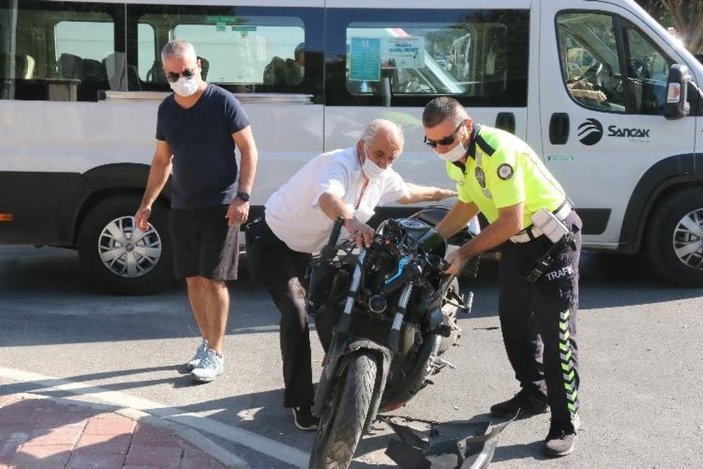 Antalya'da otobüs ile motosikletin çarpışması sonucu genç sürücü yaşamını yitirdi