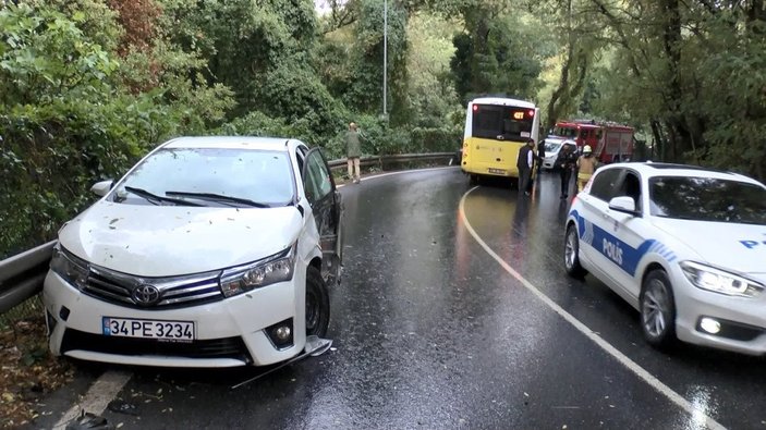 Sarıyer’de İETT otobüsü önce 2 otomobile sonra bariyerlere çarptı