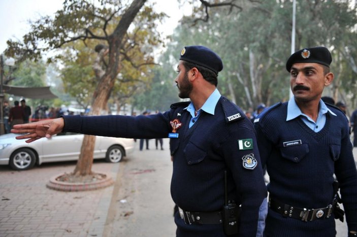 Pakistan'da aşısız 100 kişi gözaltına alındı