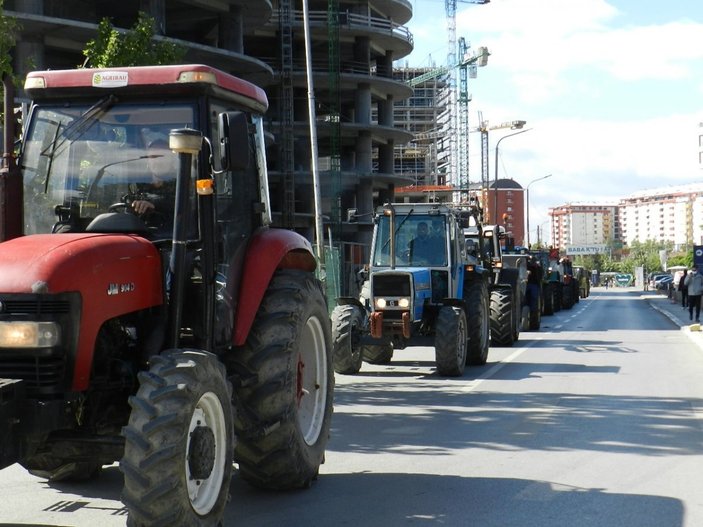 Kosova’da çiftçiler traktörleri ile yollara çıkarak hükümeti protesto etti