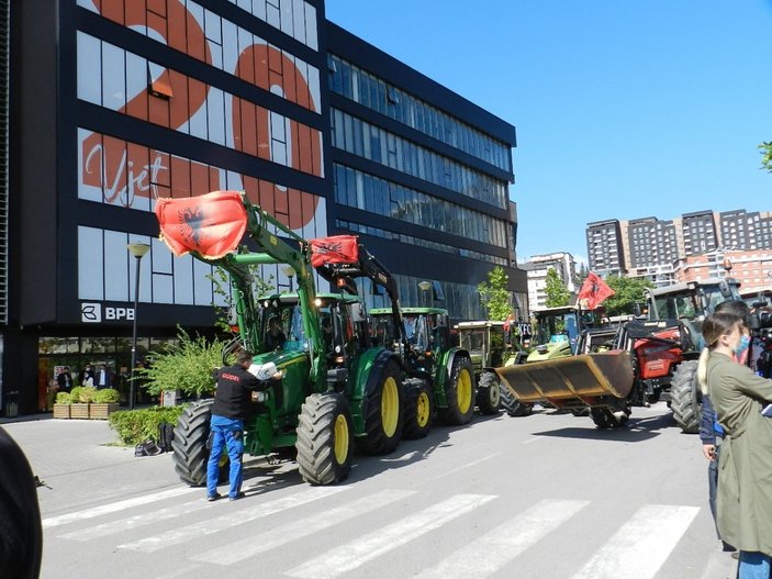 Kosova’da çiftçiler traktörleri ile yollara çıkarak hükümeti protesto etti