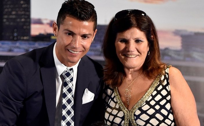 Cristiano Ronaldo'nun annesi: Oğlum futbolu bıraksaydı duvar ustası olurdu