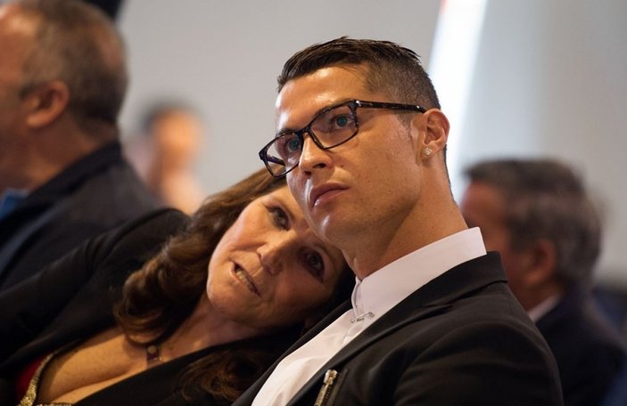 Cristiano Ronaldo'nun annesi: Oğlum futbolu bıraksaydı duvar ustası olurdu