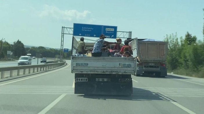 Şile'de kamyonet arkasında tehlikeli yolculuk