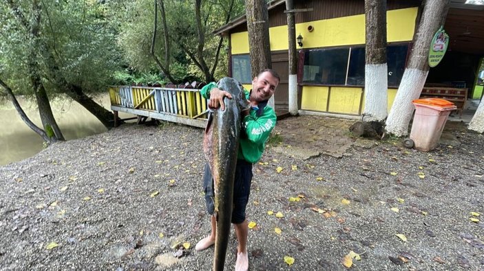 Düzce'de çaya olta atan adam 51 kiloluk yayın balığı yakaladı