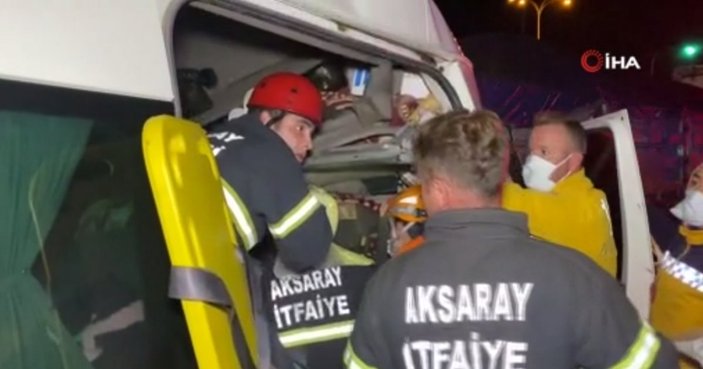 Aksaray'da işçileri taşıyan minibüs, tıra çarptı: 17 yaralı