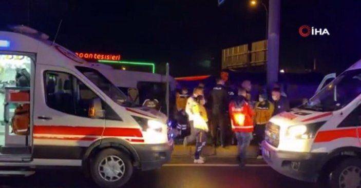Aksaray'da işçileri taşıyan minibüs, tıra çarptı: 17 yaralı