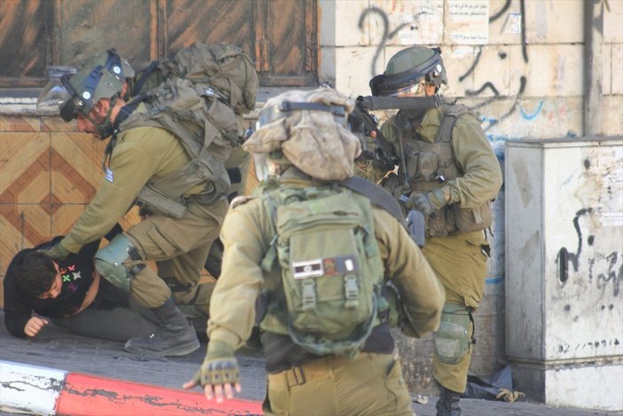 İsrail askerleri, Filistinli çocuğa şiddet uyguladı