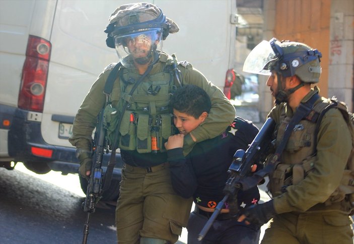 İsrail askerleri, Filistinli çocuğa şiddet uyguladı
