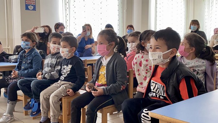 Kırşehir'de okul müdürü, koronavirüs önlemlerini Karagöz oyunu ile anlatıyor