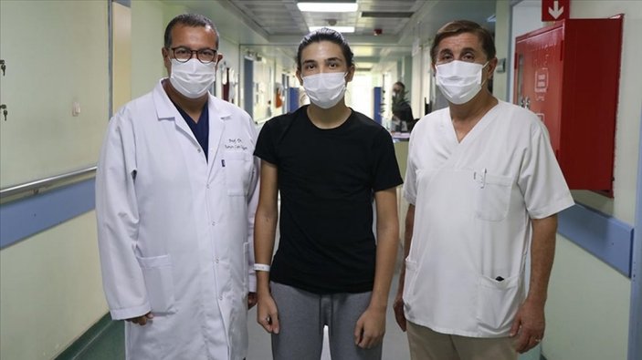 İzmir'de karın boşluğunda 3 kiloluk kitle bulunan genç, ameliyat edildi