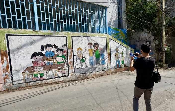 Mülteci kamplarının duvarları özgürlük yansıtıyor